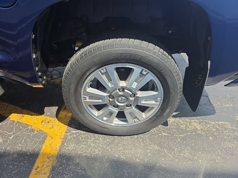 Used 2015 Toyota Tundra 4x4 CrewMax image 12