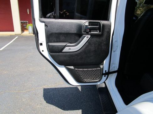 Used 2018 Jeep Wrangler Unlimited Sahara w/ Connectivity Group image 19