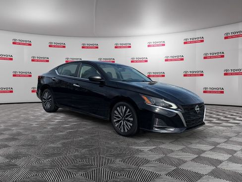 Used 2024 Nissan Altima 2.5 SV FWD image 1