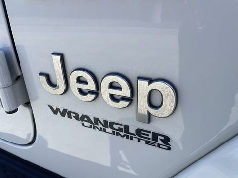 Used 2018 Jeep Wrangler Unlimited Sahara AWD/4WD image 31