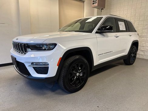 Used 2023 Jeep Grand Cherokee Limited AWD/4WD image 13
