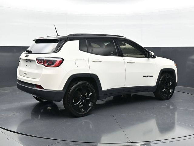 Used 2018 Jeep Compass Latitude FWD image 2