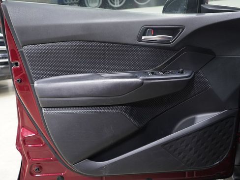 Used 2018 Toyota C-HR XLE FWD image 9