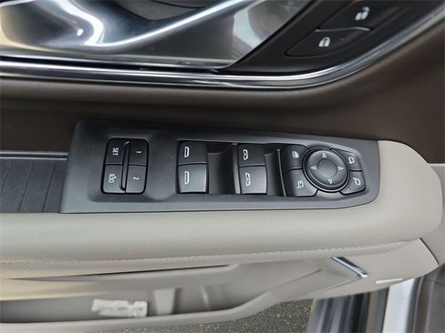 Used 2023 GMC Yukon XL SLT w/ SLT Premium Package image 32