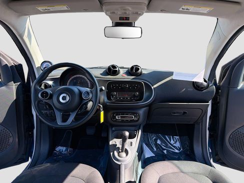 Used 2016 smart fortwo passion RWD image 3