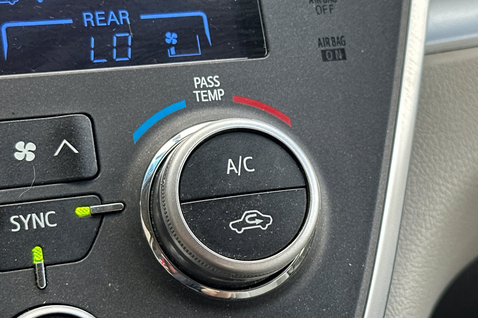 Used 2015 Toyota Sienna LE FWD image 31