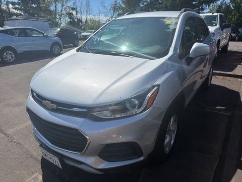 Used 2022 Chevrolet Trax LT w/ Driver Confidence Package AWD/4WD image 4