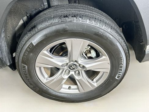 Used 2025 Toyota RAV4 XLE FWD image 11
