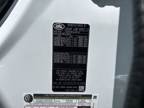 New 2025 Land Rover Discovery Dynamic SE image 30