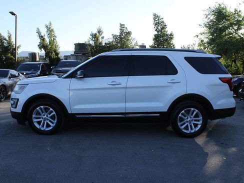 Used 2016 Ford Explorer XLT w/ Equipment Group 202A FWD image 4