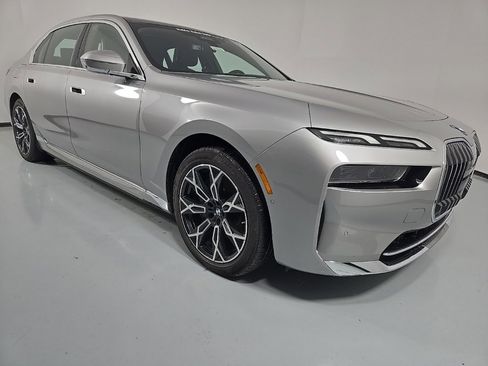 Used 2025 BMW i7 xDrive60 w/ Premium Package image 7