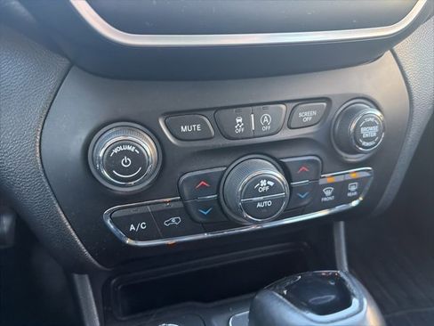 Used 2019 Jeep Cherokee Latitude Plus image 41