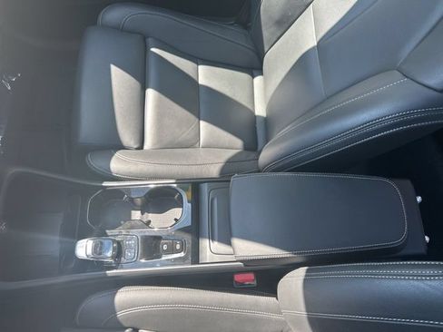 Certified 2025 Volvo XC40 B5 Plus AWD/4WD image 25