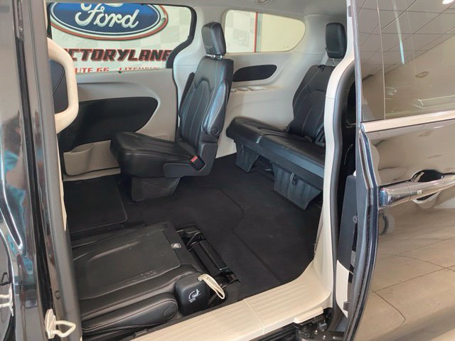 Used 2023 Chrysler Pacifica Touring-L FWD image 18