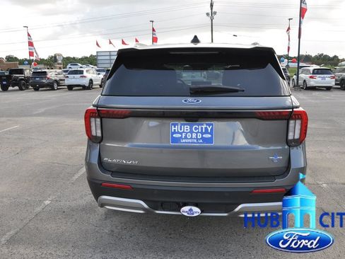 Used 2025 Ford Explorer Platinum RWD image 4