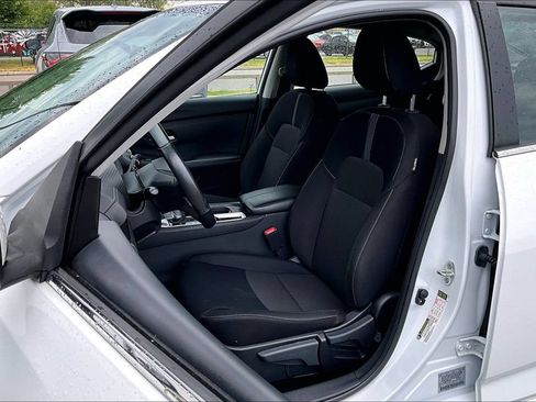 Used 2025 Nissan Sentra SV w/ All-Weather Package FWD image 33