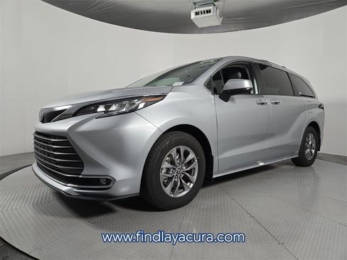 Used 2022 Toyota Sienna XLE image 2