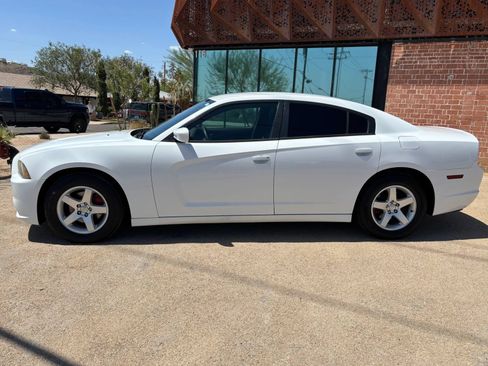 Used 2013 Dodge Charger SE RWD image 2