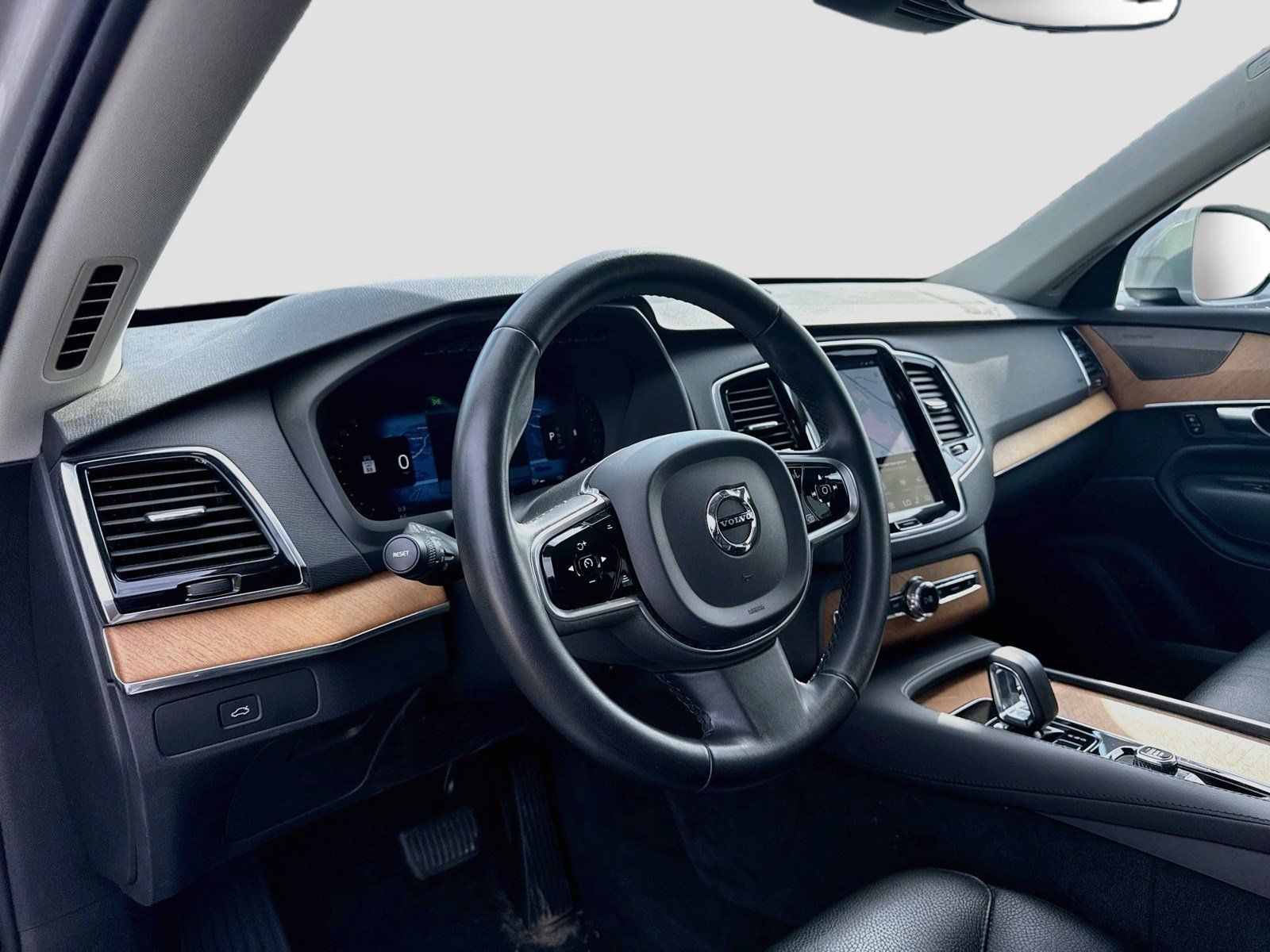 Used 2023 Volvo XC90 B6 Plus AWD/4WD image 9