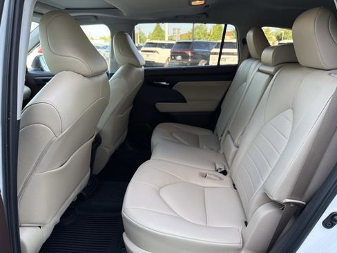 Used 2020 Toyota Highlander XLE AWD/4WD image 15