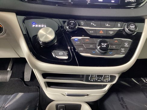 Used 2023 Chrysler Pacifica Touring-L FWD image 27