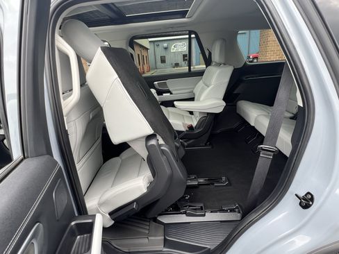 Used 2025 Ford Expedition Platinum w/ Driver's Package AWD/4WD image 24