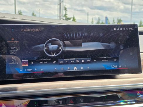 Used 2025 BMW 750e xDrive w/ Executive Package image 27