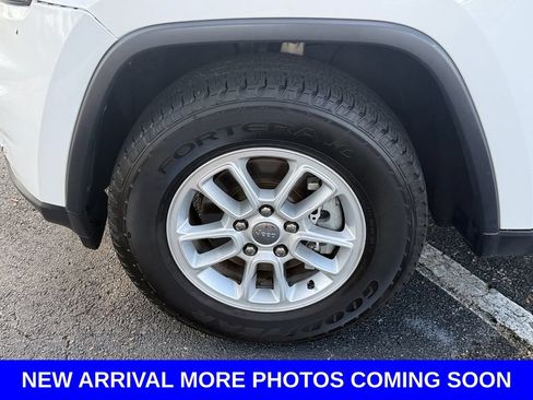 Used 2019 Jeep Grand Cherokee Laredo RWD image 18