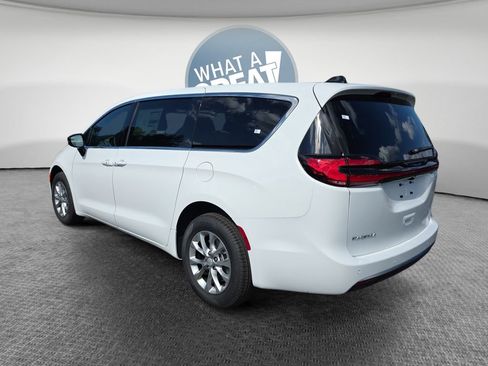 New 2027 Chrysler Pacifica Select AWD/4WD image 6