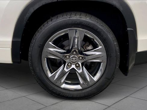 Used 2017 Toyota Highlander Limited Platinum image 10