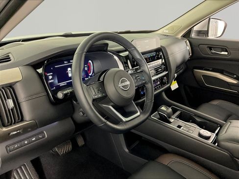 Used 2025 Nissan Pathfinder Platinum AWD/4WD image 17