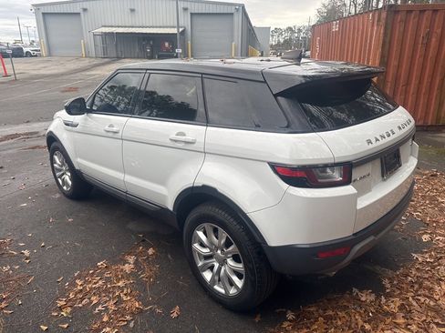 Used 2019 Land Rover Range Rover Evoque SE image 12