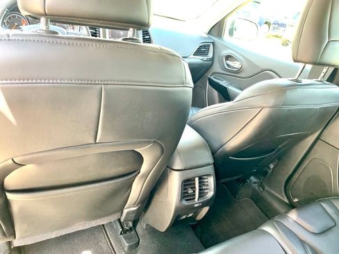 Used 2021 Jeep Cherokee Latitude Plus FWD image 14