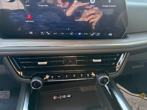 Used 2025 Chevrolet Suburban High Country image 23