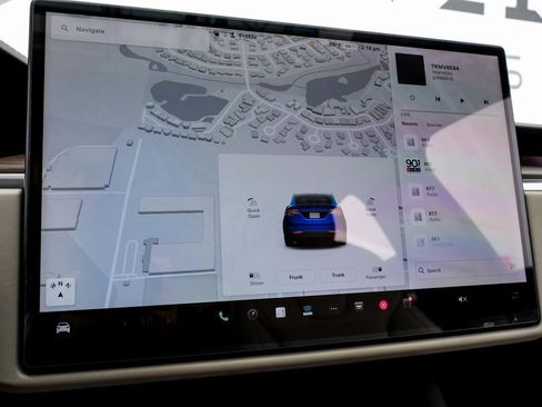 Used 2022 Tesla Model X image 31