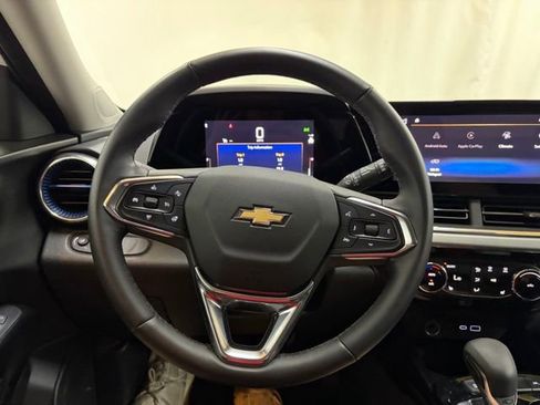 Used 2025 Chevrolet Trax LT w/ LT Convenience Package image 48