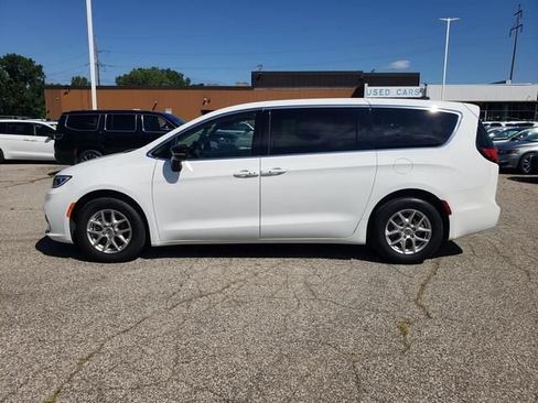 Used 2024 Chrysler Pacifica Touring-L FWD image 7