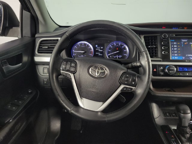 Used 2017 Toyota Highlander XLE AWD/4WD image 25
