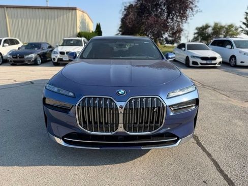 Used 2023 BMW i7 xDrive60 w/ Executive Package 2 AWD/4WD image 2