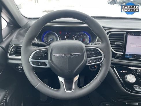 Used 2025 Chrysler Pacifica Select image 21