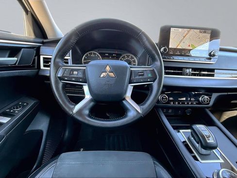 Used 2024 Mitsubishi Outlander SE image 9