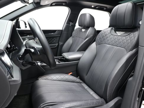Used 2018 Bentley Bentayga AWD/4WD image 16