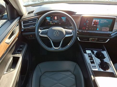 Used 2025 Volkswagen Atlas SE image 15