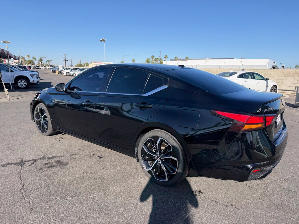 Used 2024 Nissan Altima 2.5 SR w/ SR Premium Package FWD image 2