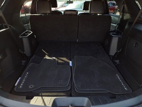 Used 2017 Ford Explorer XLT w/ Equipment Group 202A image 6