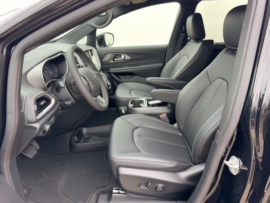 New 2027 Chrysler Pacifica Select FWD image 5