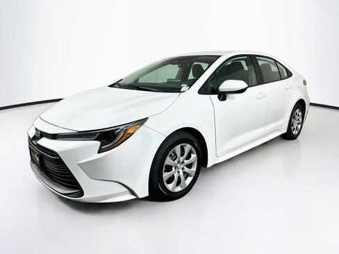 Used 2025 Toyota Corolla LE FWD image 3