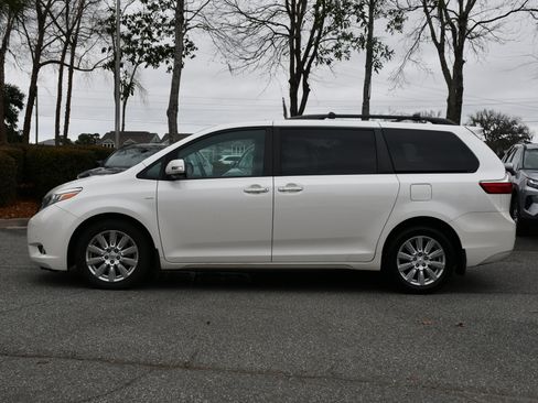 Used 2017 Toyota Sienna Limited Premium image 2