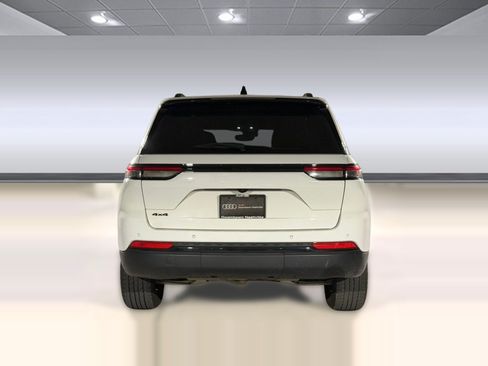 Used 2024 Jeep Grand Cherokee Altitude AWD/4WD image 9