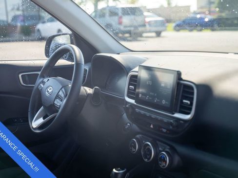 Used 2024 Hyundai Venue SEL image 11